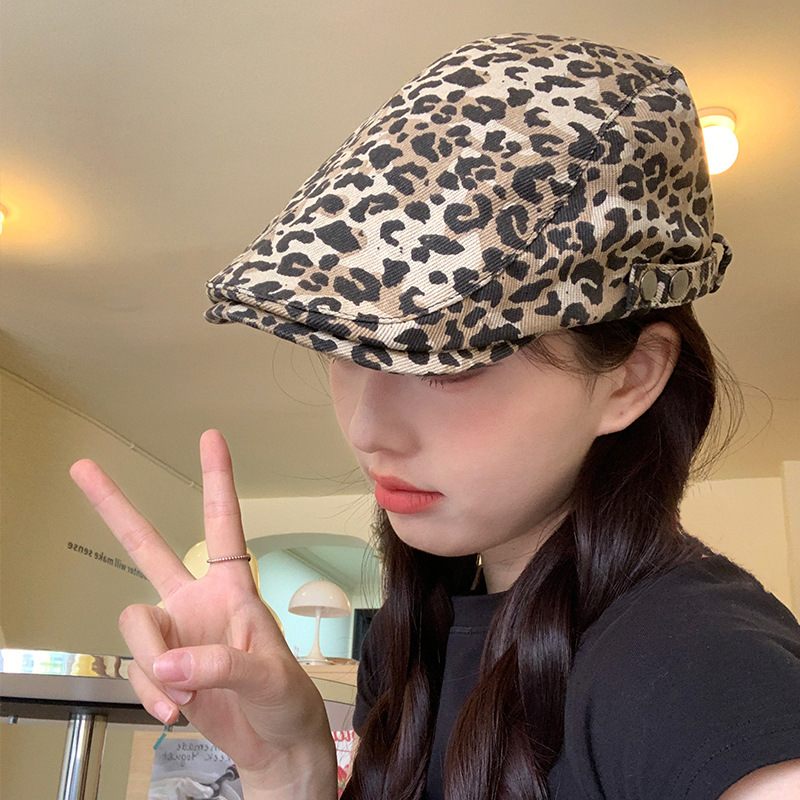 The retro leopard-print forward hat for women in spring and summer shows off their unique looks. The cute and spicy duck-tongued beret is a trendy and cool subculture hat details Picture