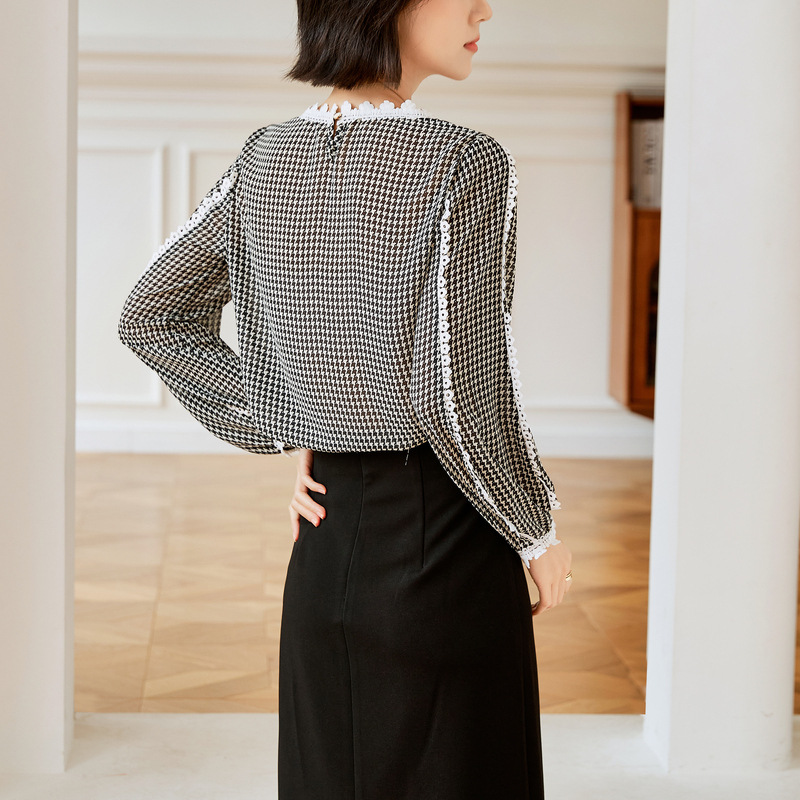 The 2022 autumn new style of the "Hundred Shapes and Thousand Birds Pattern Lantern Sleeve Chiffon shirt" is stylish and fashionable, featuring a patchwork lace trim top for women Application Scenario