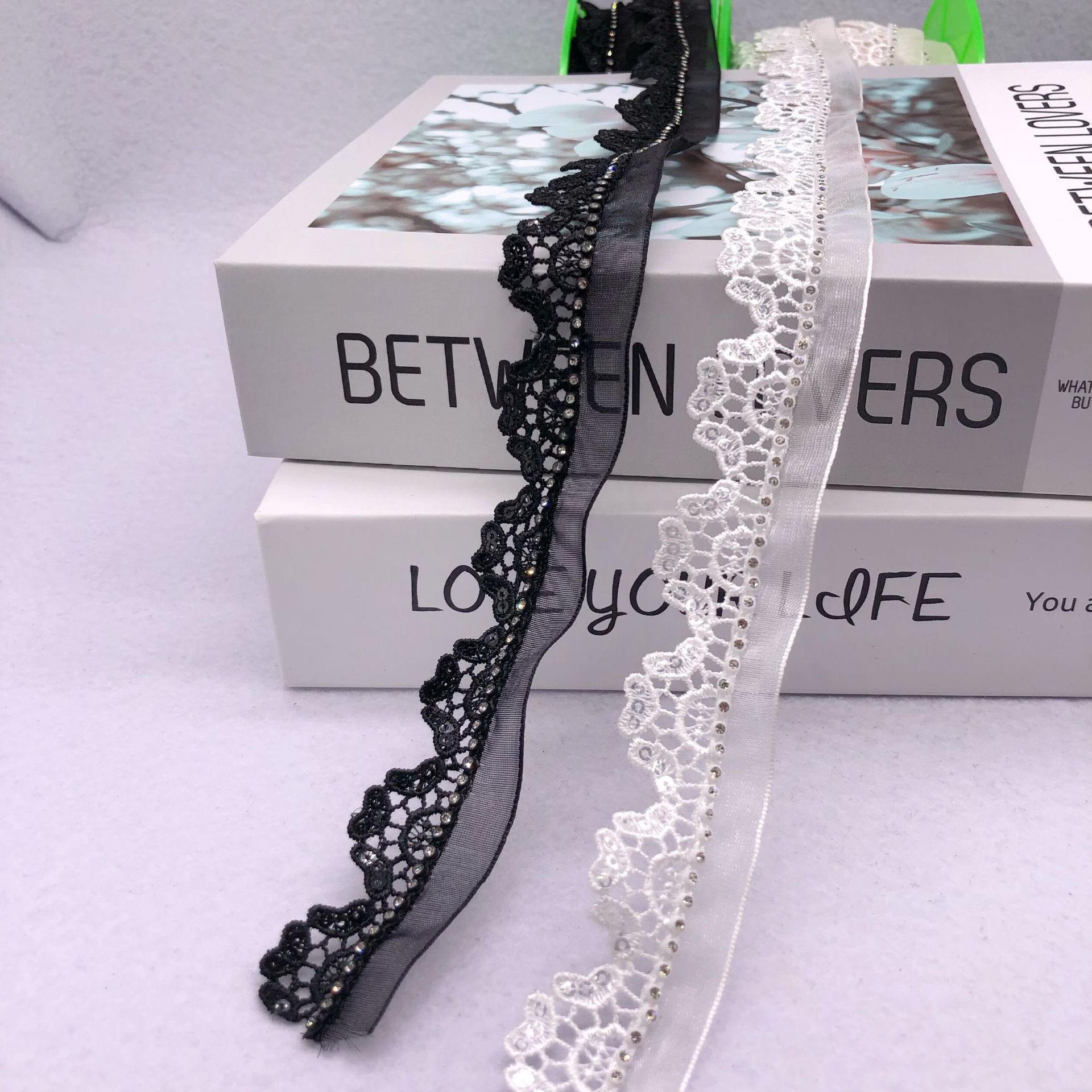 Black And White Off-The-Rack Garment Accessories Sweet Everything Neckline Hand-Sewn Rhinestone Yarn With Sequin Ribbon Lace Application Scenario