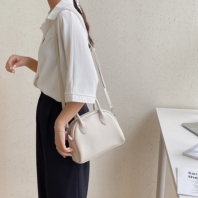 Korean Version Of The New Bag Women's Bag Fashion Simple Crossbody Bag Fashion Temperament Shoulder Bag Temperament Tote Handbag Application Scenario