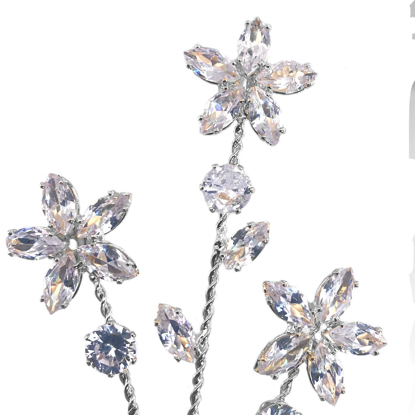 The new cross-border interlocking ankle chain with flowers is a high-end accessory that is versatile and personalized. The zircon ankle accessory is fashionable and exquisite for women Application Scenario