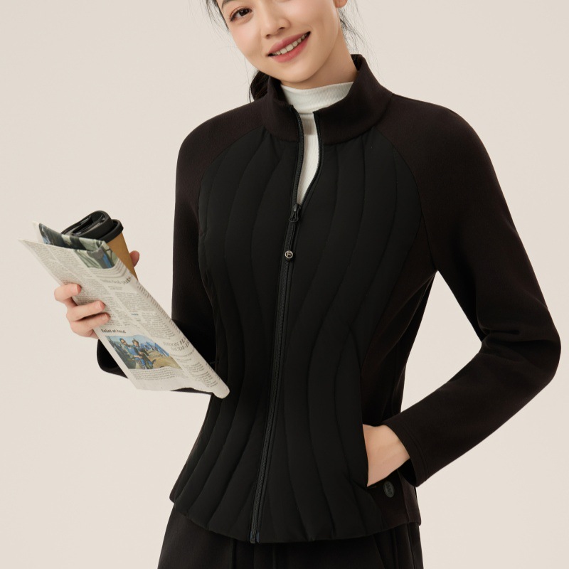 A new style of light and thin down jacket for women, with a slender waist and a slimming look. It is a short white duck down jacket for autumn and winter details Picture