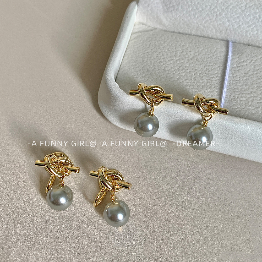 Xiaohuidou Shijia Pearl 925 Silver Needle Earrings, a cool and retro Hong Kong style for women, are versatile earrings for daily commuting