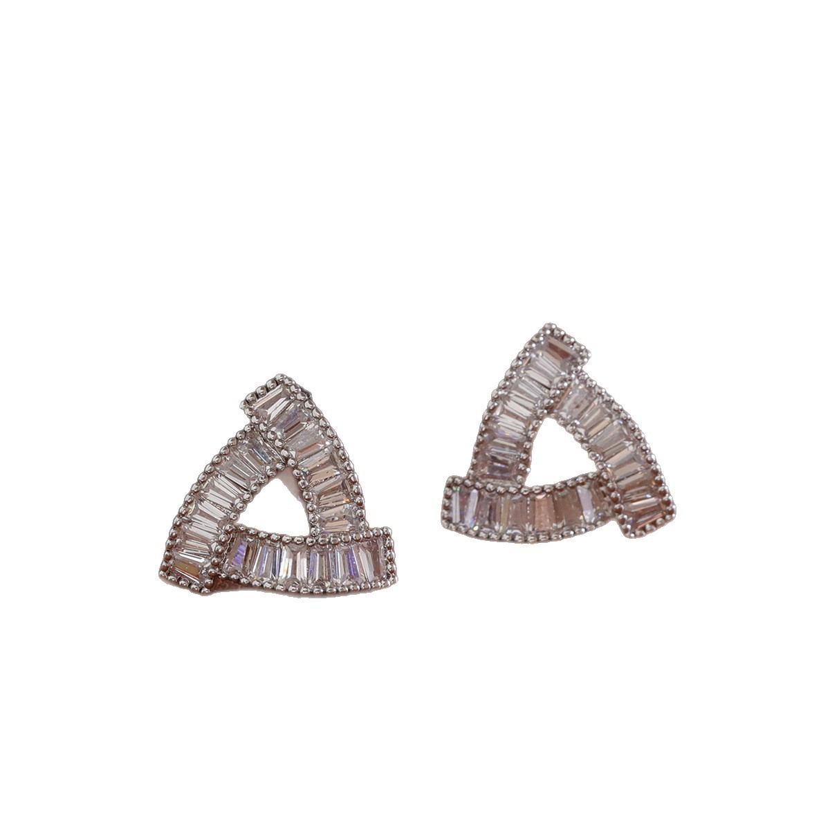 Hyacinth Super Flash Zircon hollowed-out triangular stud earrings are a light luxury and niche design for women, exuding a sense of sophistication and sophistication for commuting. They are exquisite and versatile earrings Item Picture