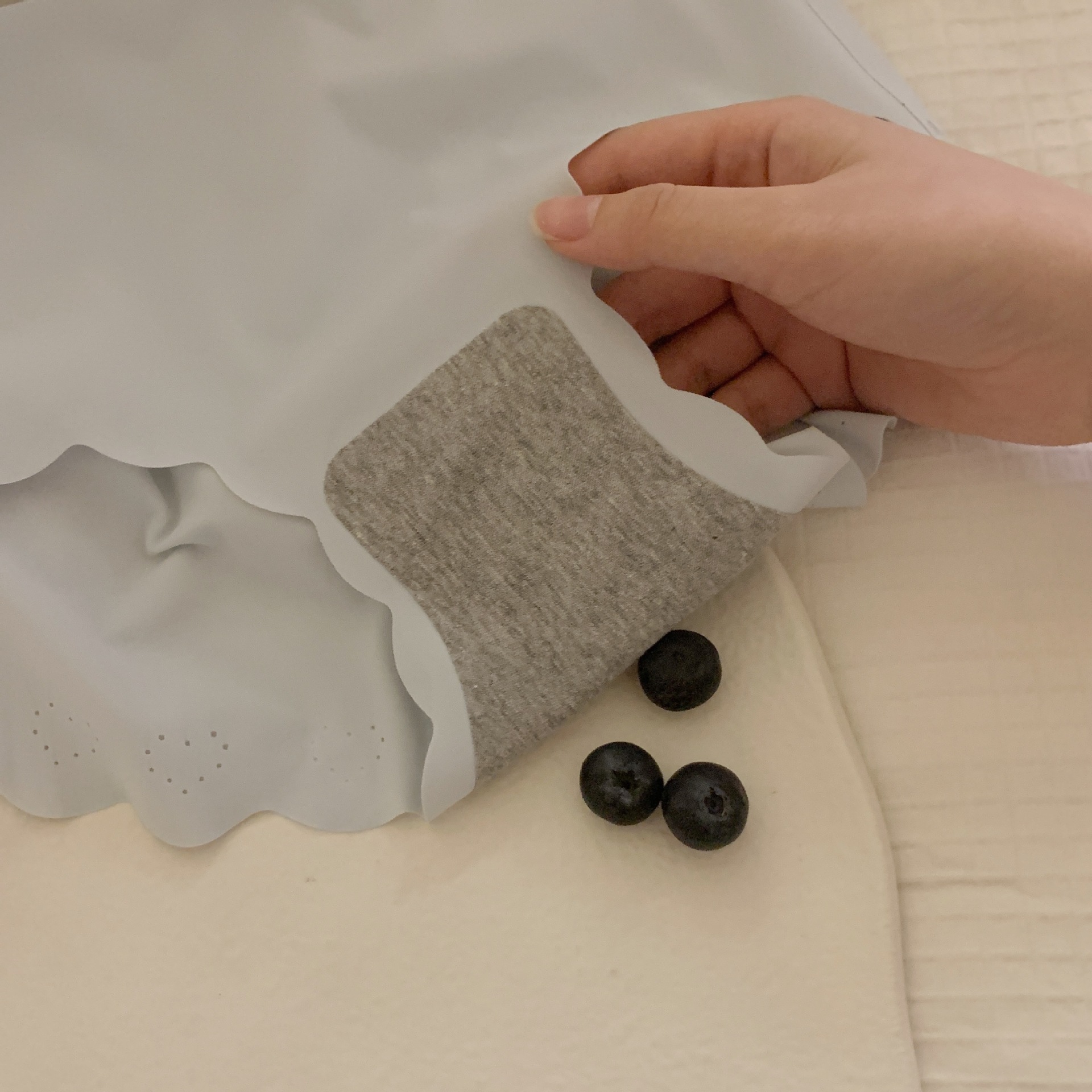 Japanese Non-Trace Ice Silk Adhesive Girls Vent Pure Cotton Crotch Solid Color Comfortable Wave Edge Simple Buttock Wrap Women's Underwear Application Scenario