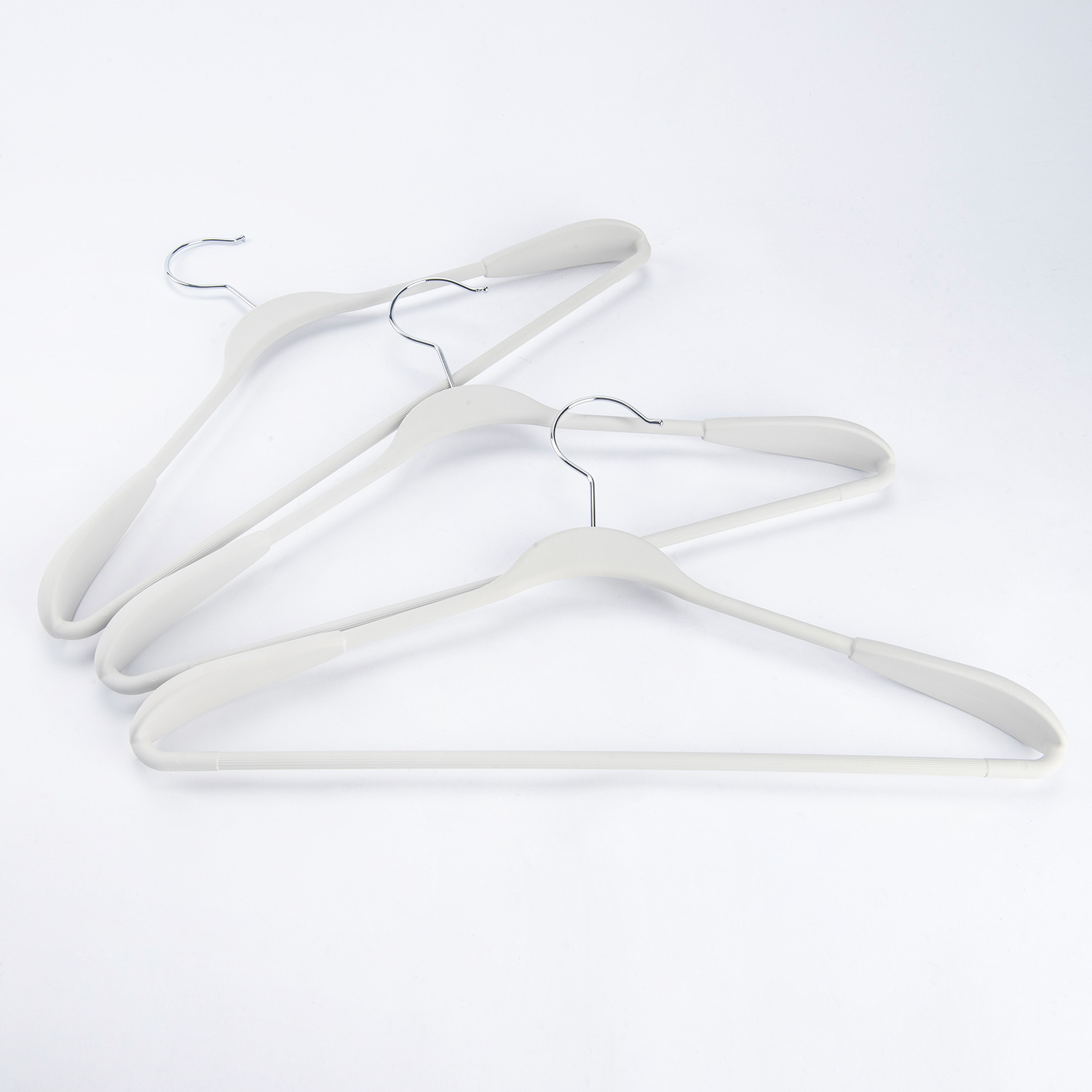 Dry and wet dual-purpose wide-shoulder suit hanger, anti-slip skin-feel film, traceless hanger, rubber paint, plastic coat hanger Specification image