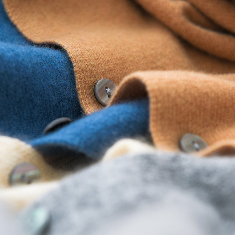 A new loose and fashionable early autumn coat for women's autumn and winter, featuring a round-neck long-sleeved pure wool knitted sweater cardigan details Picture