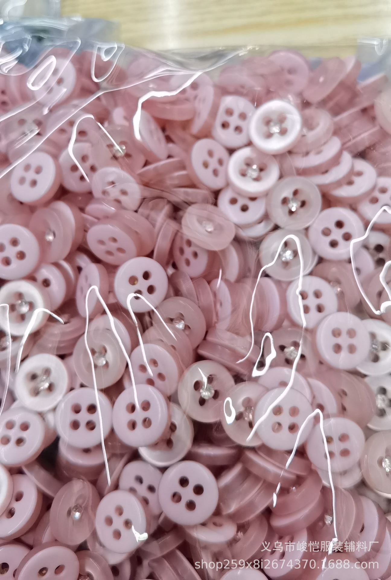 Candy-colored four-eye pearl diamond button, 11.5MM dark eye wide edge bright white base resin plastic button