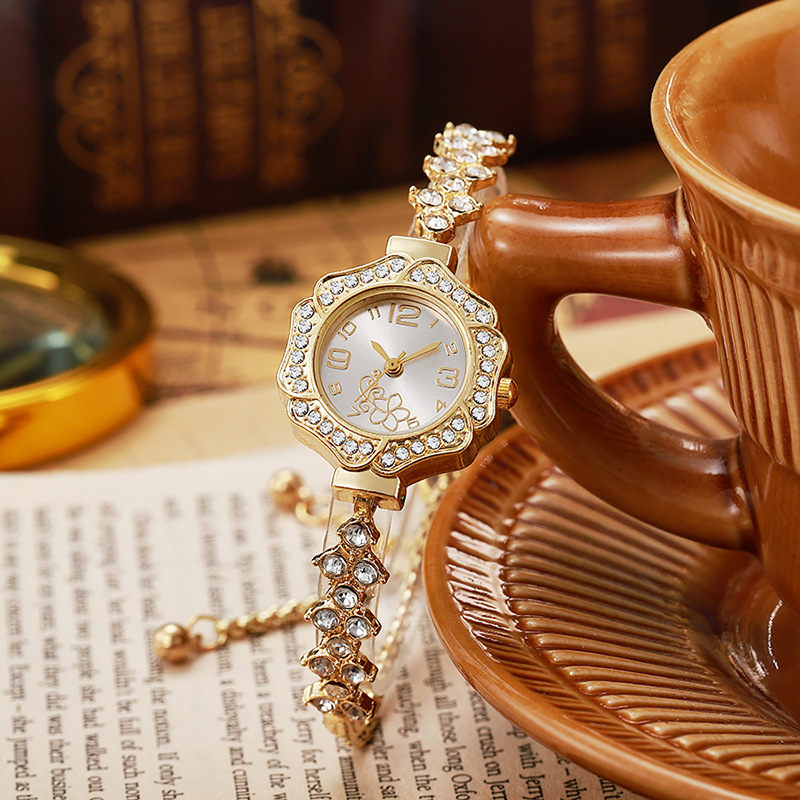 New ladies' quartz watch with water diamonds, small dial, slender bracelet, freely adjustable accessories, quartz display product Application Scenario