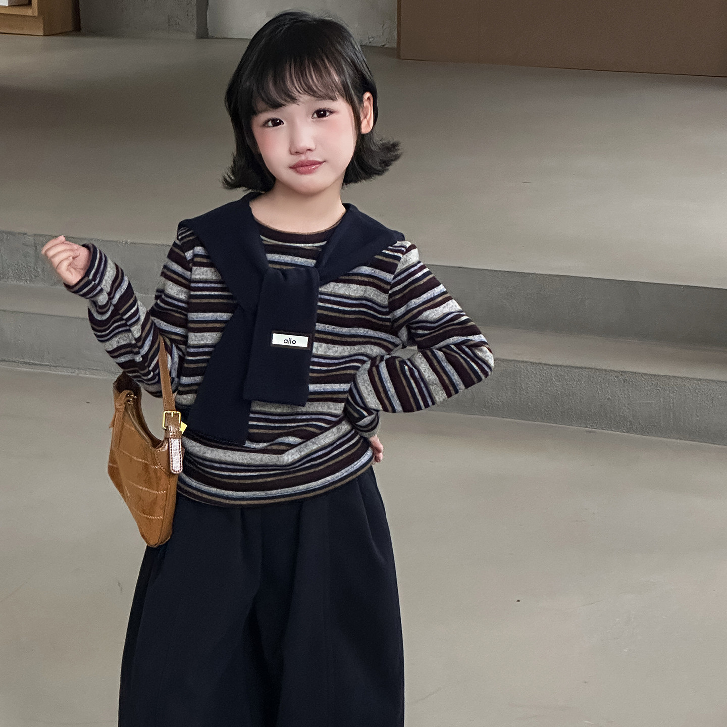 A long-sleeved T-shirt for girls in autumn and winter with fleece lining, paired with a children's fleece top. A stylish striped base layer for little girls in a Korean style Specification image