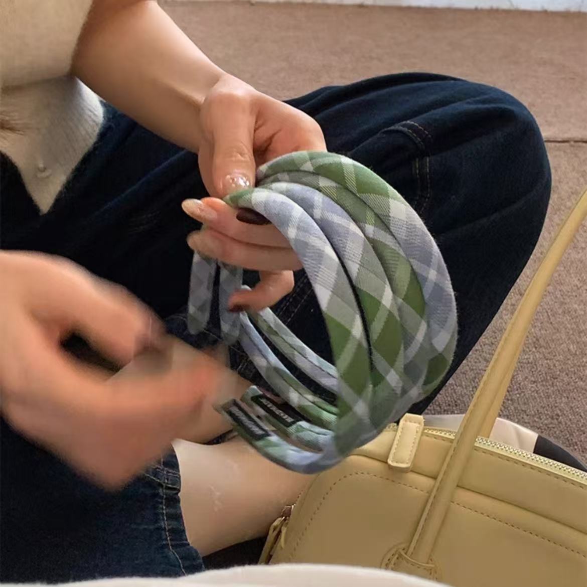 The new, fresh and fair blue and green checkered hair band is fashionable and niche. It features an academic headband, a simple hair tie and hair accessory Specification image