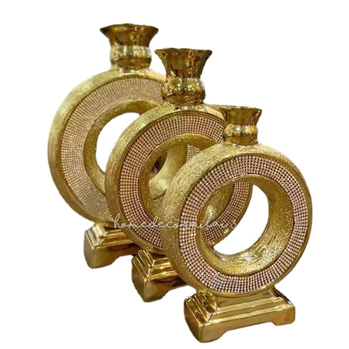 قطعة من مزهرية من محل الزهور في فندق كيك Item Picture