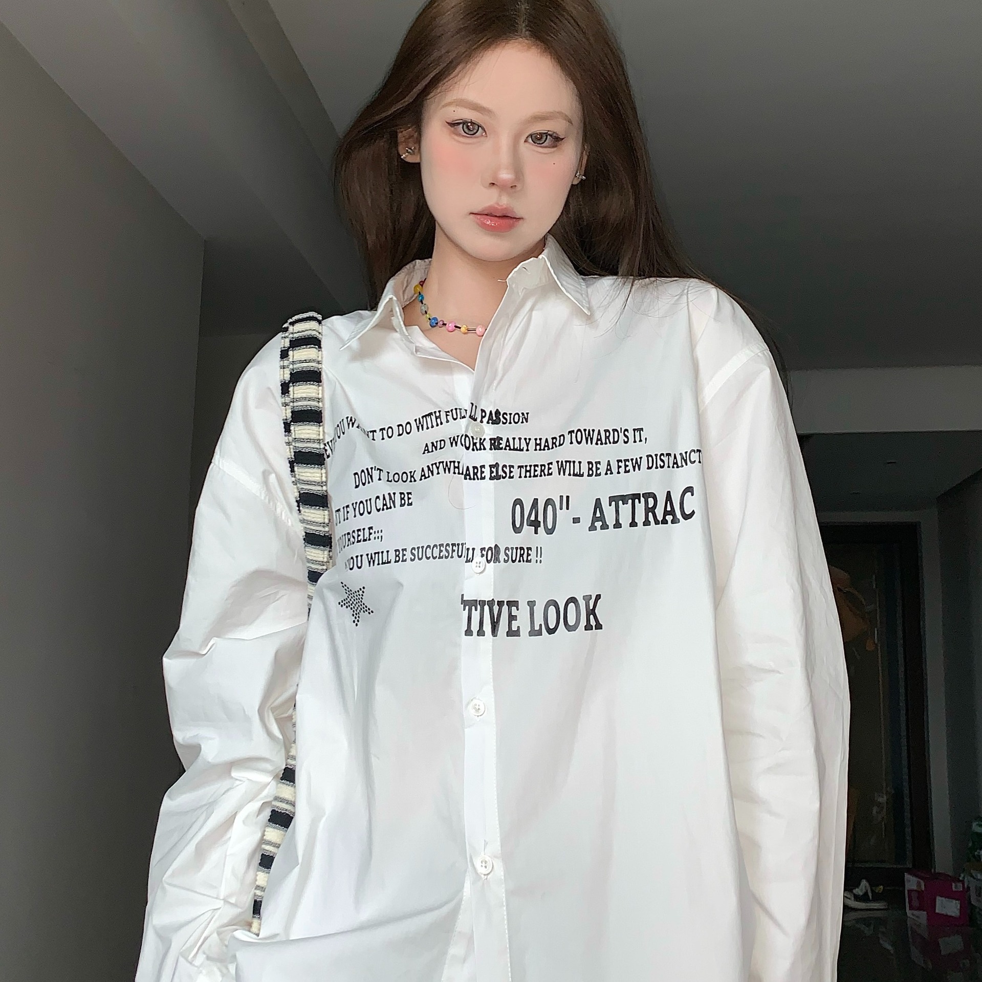A new Korean-style single-breasted white shirt with letter prints, a versatile and slimming fashion shirt for men, and a trendy top on Instagram Application Scenario
