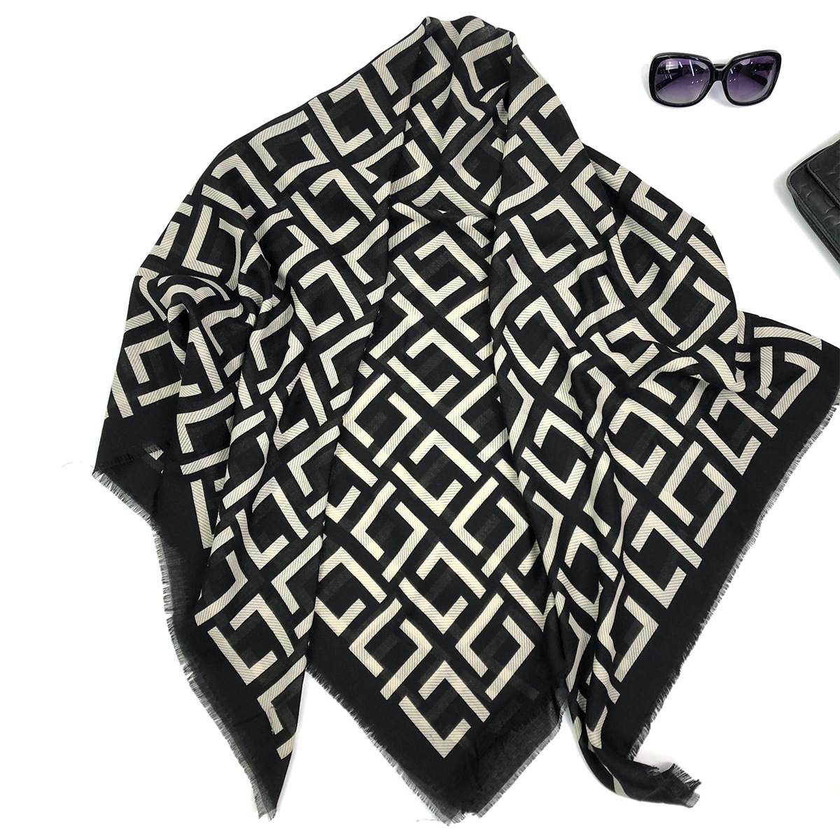 New European and American cross-border exclusive 130cm fashionable and versatile printed large square shawl, factory wholesale, air conditioning and warmth details Picture