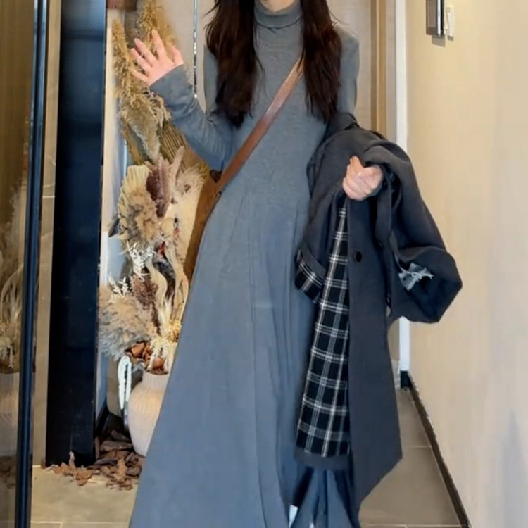 A complete set of long winter outfits for children's autumn and winter 2024, featuring a grey knitted dress inside a coat Application Scenario