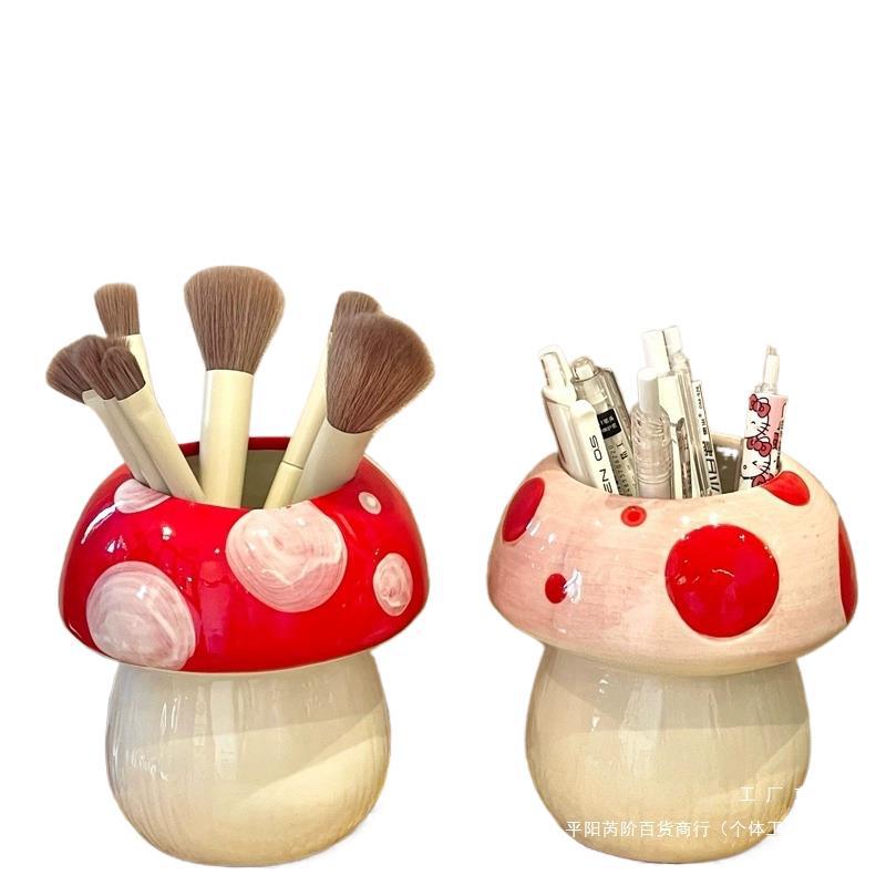 笔筒/木制笔筒/木雕/桌面摆件/旋转笔筒白底实物图