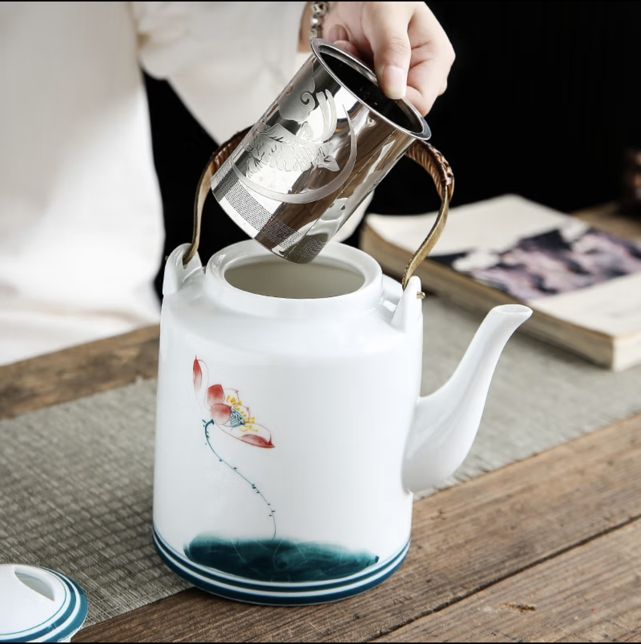 White Porcelain Large Capacity Ceramic Home Teapot 1.2L Beam Kettle Cold Kettle Blue And White Porcelain Hand-Painted Bridge Pot Inn Hotel Item Picture
