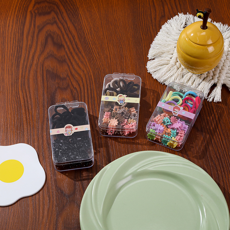 The black small leather band with thickened leather cover does not damage the hair and is durable for the hair tie ends