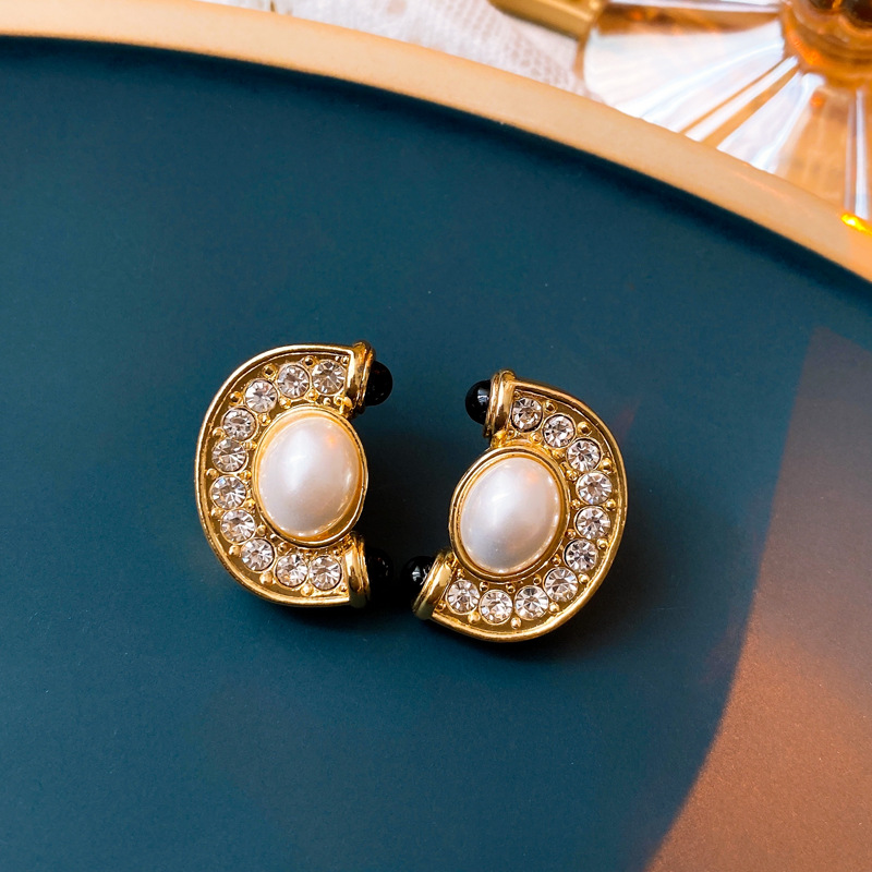 Light luxury retro pearl stud silver needle earrings, niche fashion, high-end feel, versatile women's earrings wholesale accessories from Yiwu Application Scenario