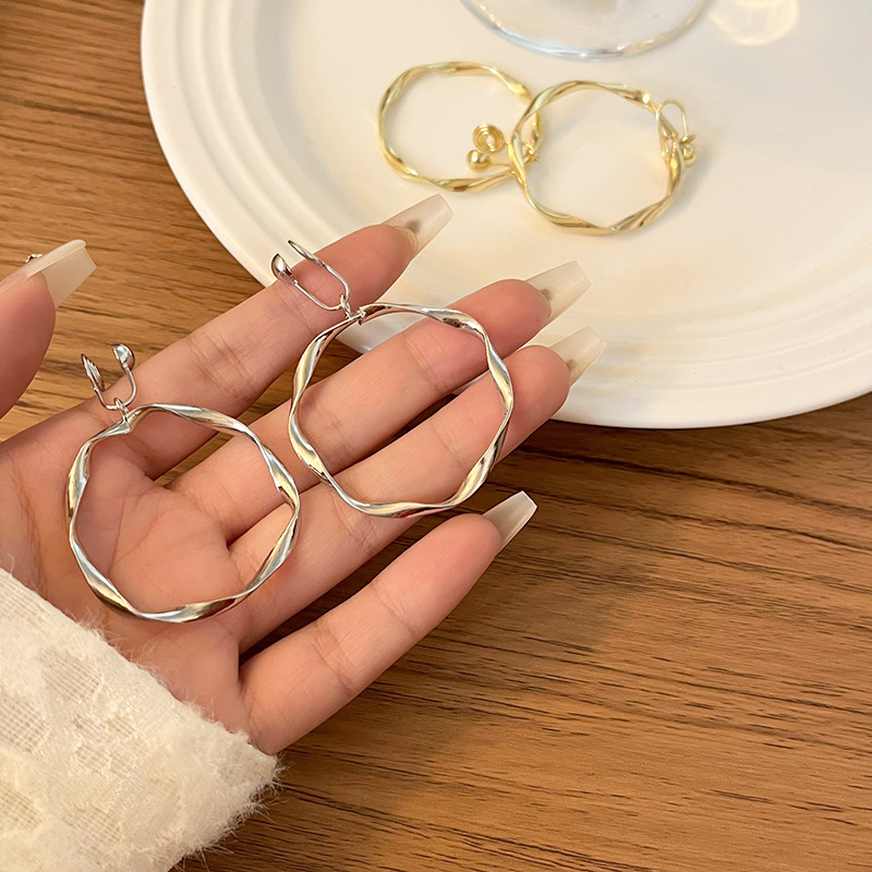 Premium Korean version simple geometric ear clip large circle earrings without piercing ear clip Feminine exaggerated earrings wholesale