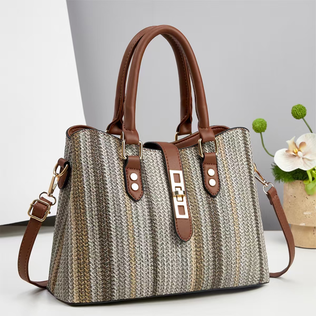 Multi-color women's bags, trendy and fashionable striped women's bags, high-end single-shoulder crossbody bags, large-capacity handbags Application Scenario