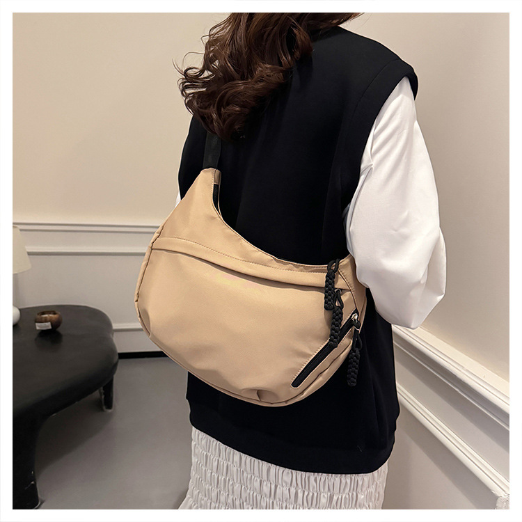 斜挎包女包简约时尚大容量轻便学生单肩健身包百搭跨境饺子包详情18