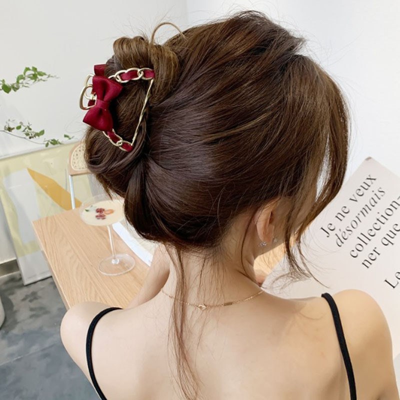 Korean Ins Metal Retro Internet Celebrity Chain Grab Clip Elegant Temperament Back Head Hair Clip Girl Shark Clip Hair Clip Application Scenario