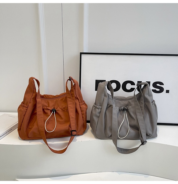 韩版时尚尼龙斜挎包2024新款休闲百搭褶皱单肩包大容量纯色帆布包详情20