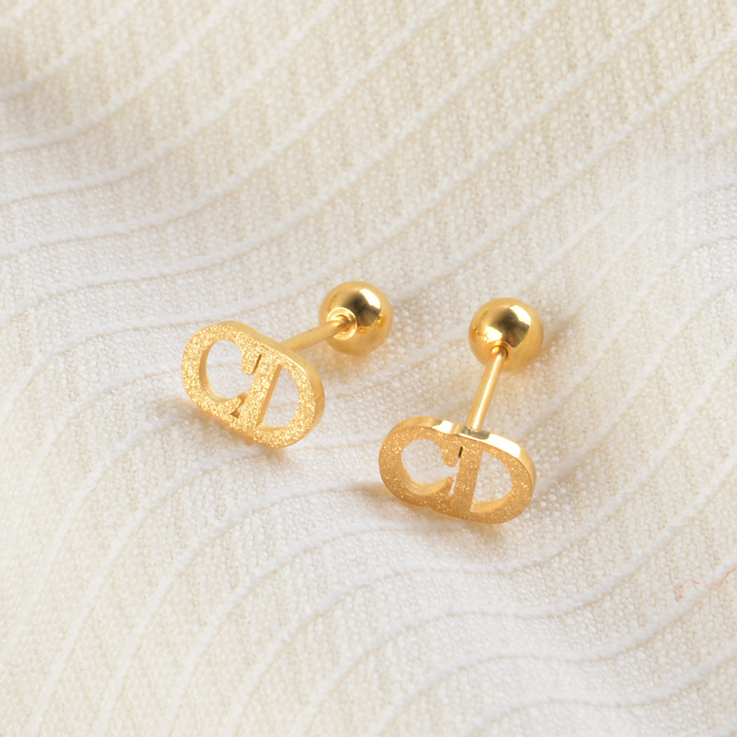Korean-style titanium steel matte CD pig nose stud earrings, hollowed-out geometric small stud earrings, fashionable and simple stud earrings Specification image