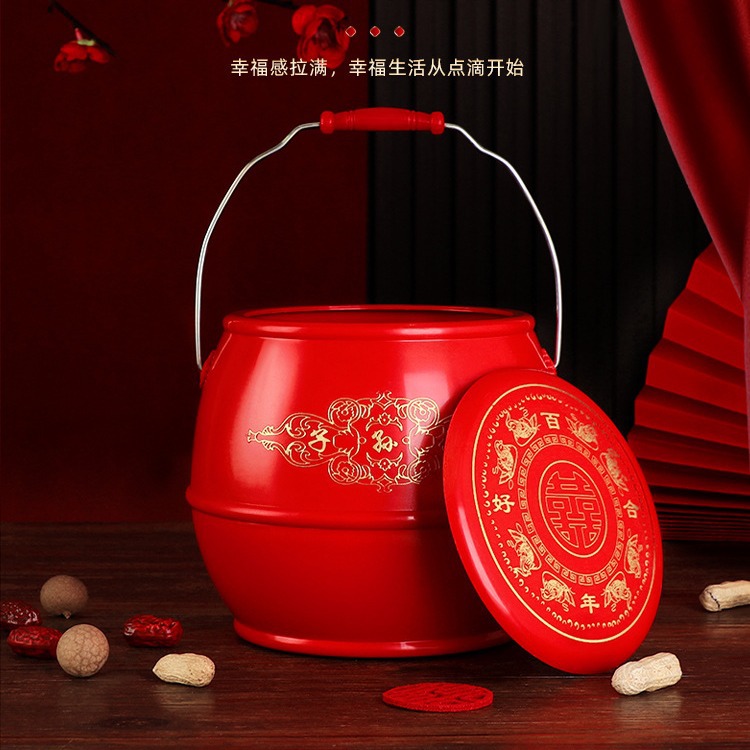 A comprehensive collection of wedding supplies for descendants, including the bride's dowry, the bride's dowry, the red bucket, and the small toilet for the wedding details Picture