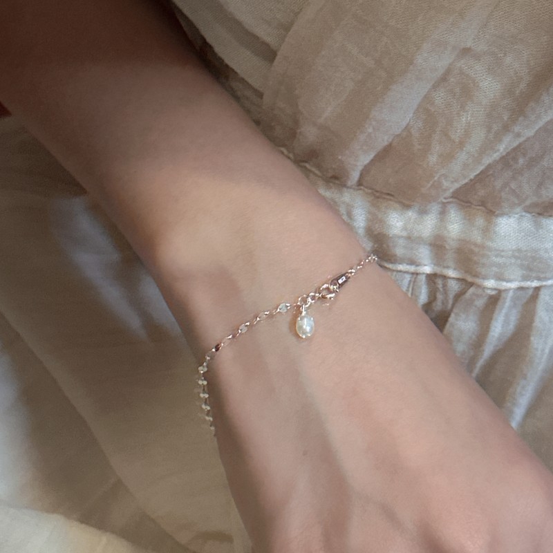 S925 sterling silver Korean version, a niche design sense, glittering pearl bracelet, a simple and retro Korean style jewelry accessory Specification image