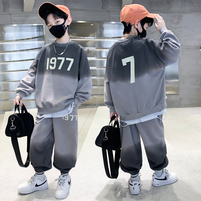 The 2023 new Spring and autumn collection of Zhongda Tong Boys' casual sweatshirt two-piece set is stylish and trendy