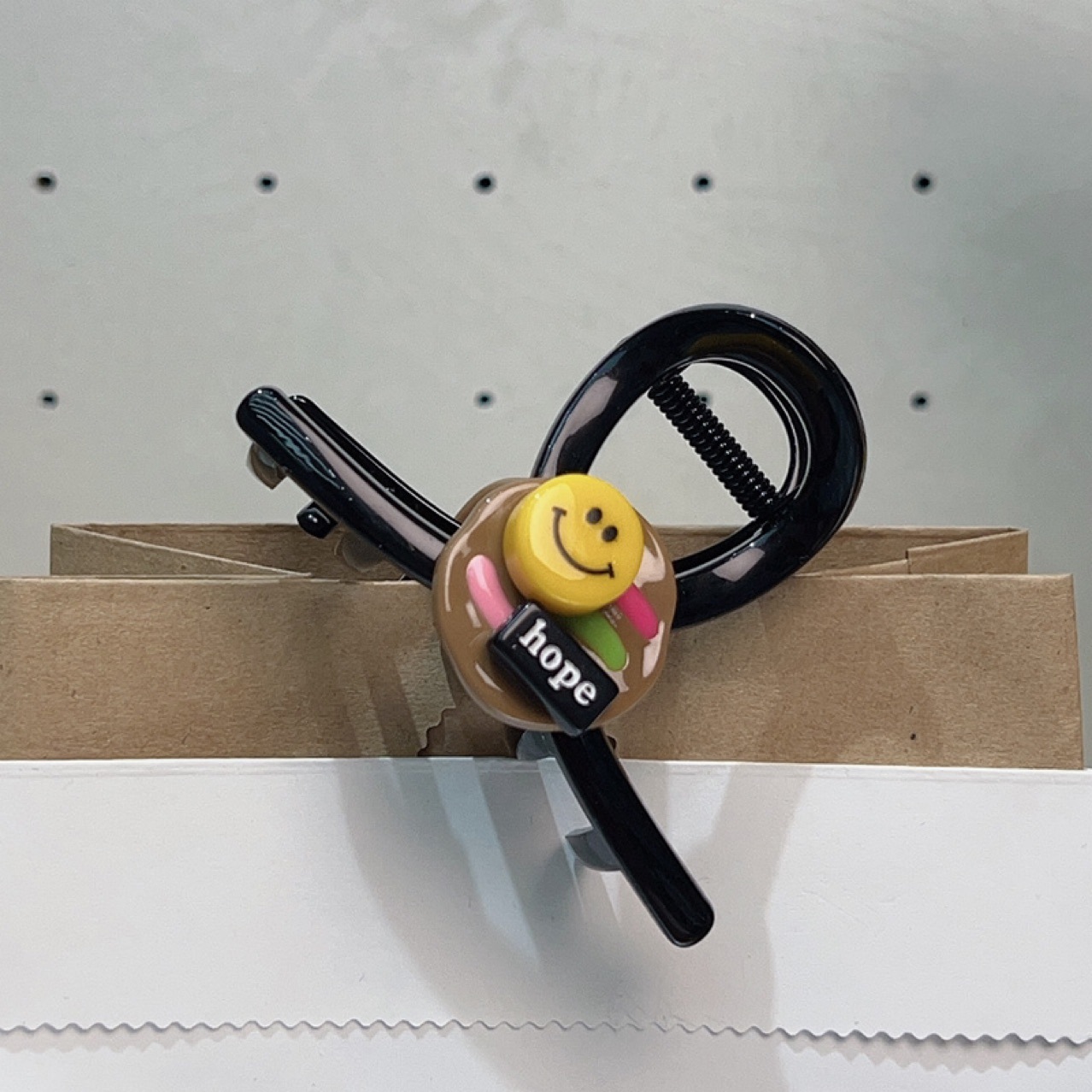 Korean-style cute smiling face clip, medium-sized half-tied ponytail clip, fashionable hair clip, shark clip hair clip at the back of the head, headwear