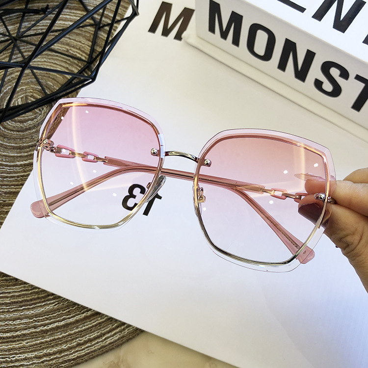 Wholesale of 21 new frameless sunglasses for women's fashion, large-framed trimmed round face UV protection sunglasses Application Scenario