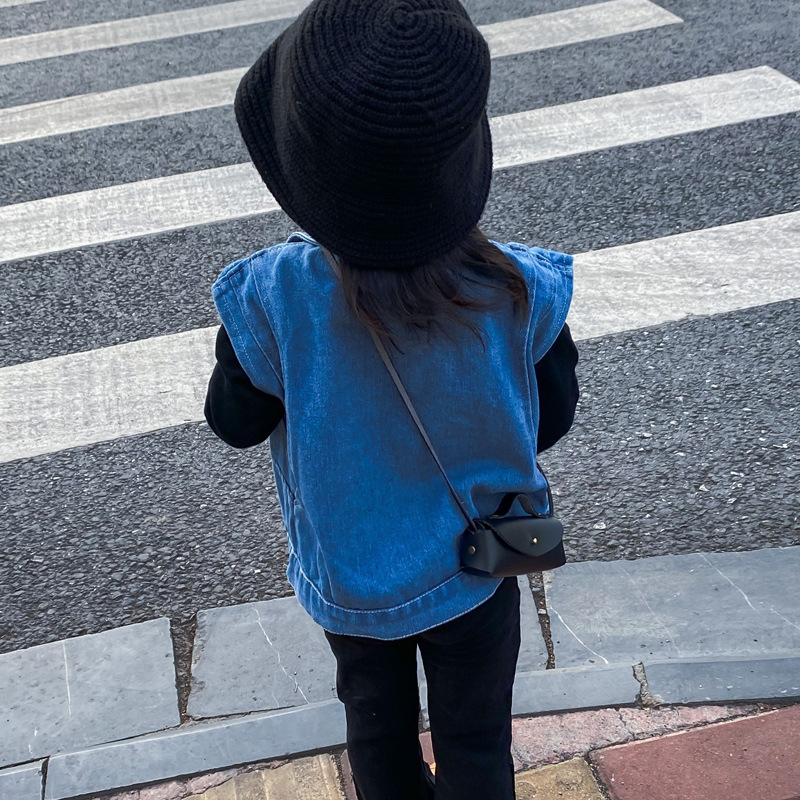 The new autumn and winter crossbody bag from Korean Instagram is a trendy choice for children's clothing and coin purses Application Scenario