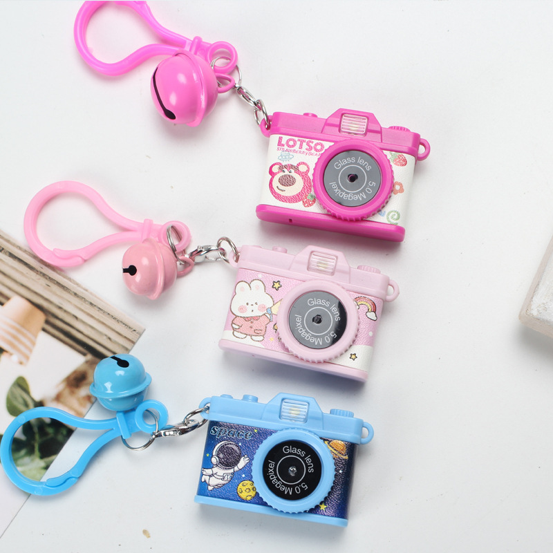 潮流娃娃机卡通可爱草莓熊钥匙扣腮红兔莱卡相机吊坠可爱发声发光