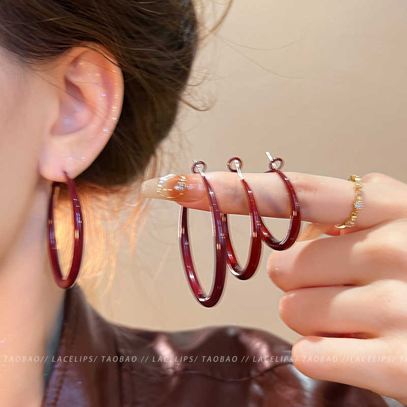 Ankela red circle earrings, a retro Hong Kong-style, high-end and elegant ear ring for women, a bestseller in autumn and winter, a hot girl's ear accessory