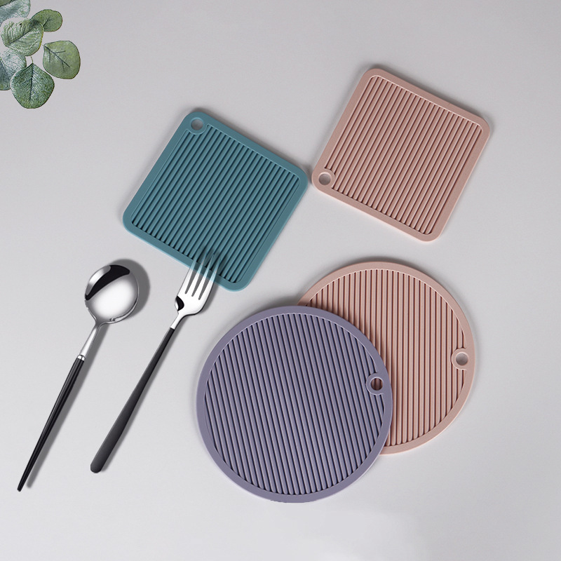 Three-piece set of silicone placemats and heat insulation pads