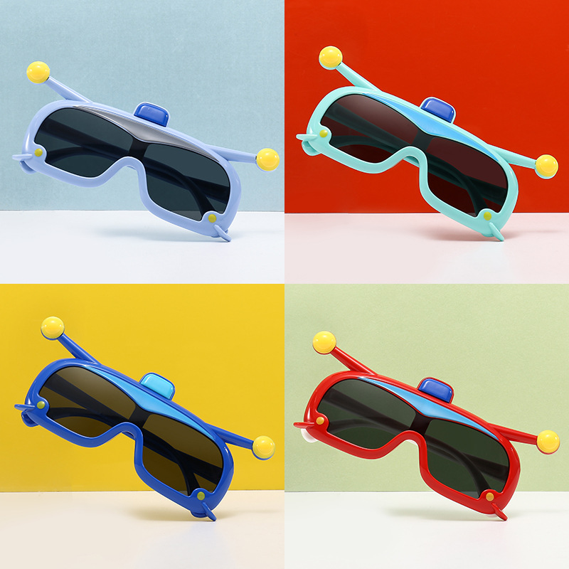 2024 Children's Sunglasses Cute Cartoon Shape Polarizer Youth Student Sunglasses Sunshade Mirror 8149 Application Scenario