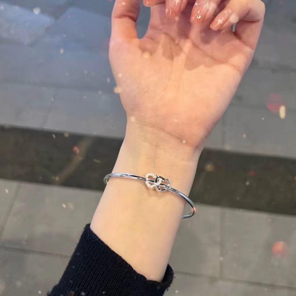 Heart-to-heart Heart-shaped bracelet, double heart push-pull adjustable bracelet, sweet and unique Instagram design, perfect for your girlfriend and best friend Application Scenario
