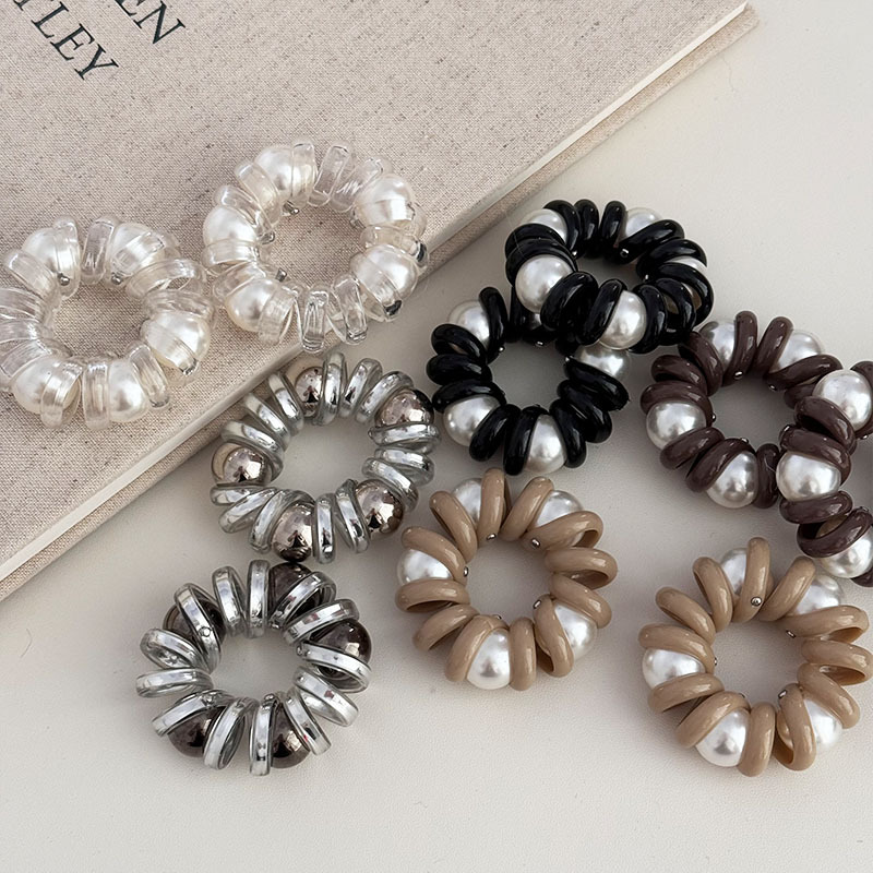 Korean version pearl telephone line hair tie, high-end style, hair tie, hair band, versatile hair band, ponytail hair tie, new hair accessory Application Scenario