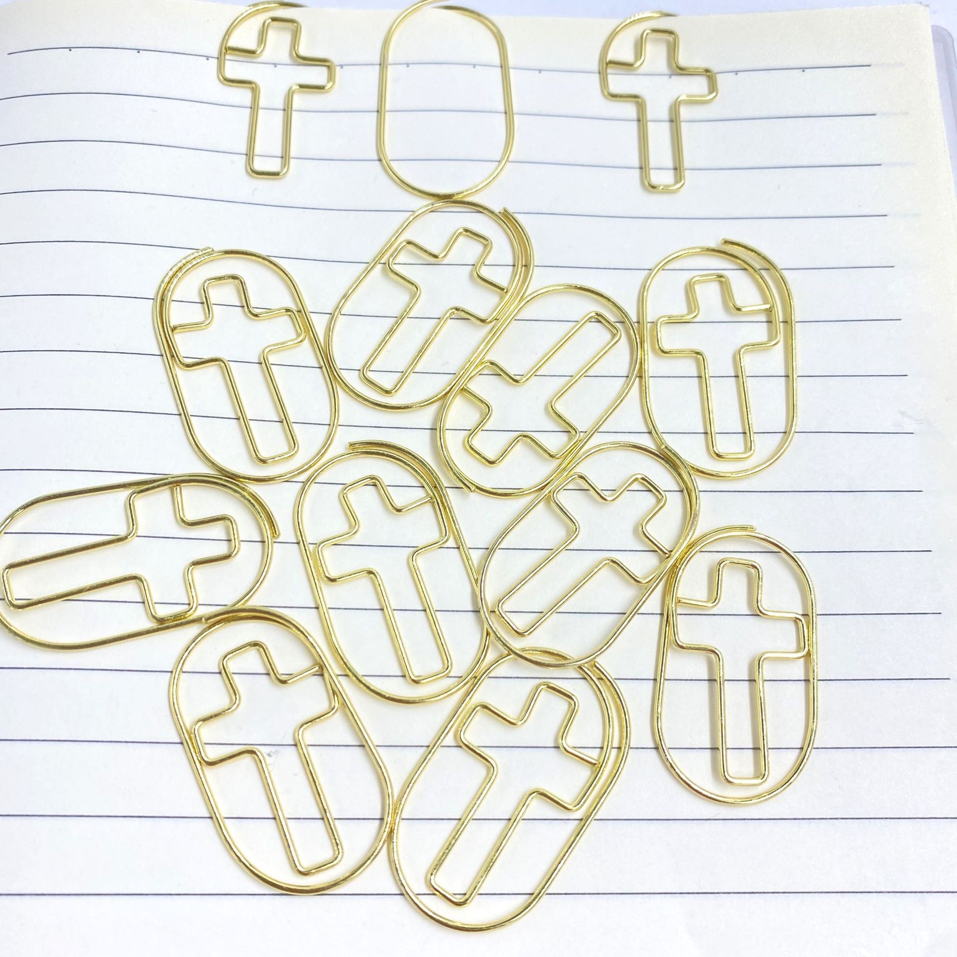 Wholesale of creative office supplies electroplated gold irregular-shaped paper clips, gold paper clips Application Scenario