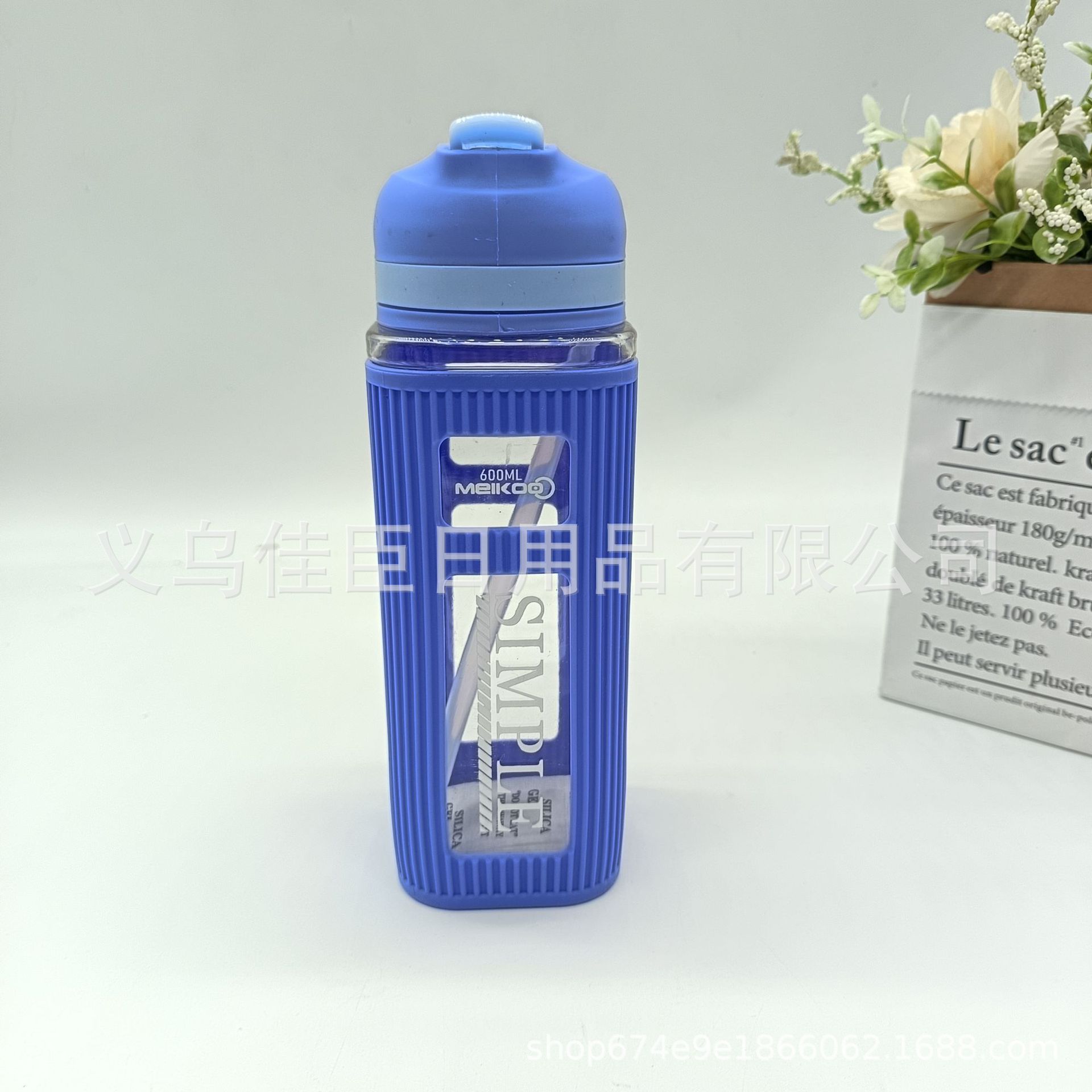 Creative export water cups, folding straw LIDS, hand-held square water cups, men's and women's outdoor sports water bottles, student space cups Application Scenario