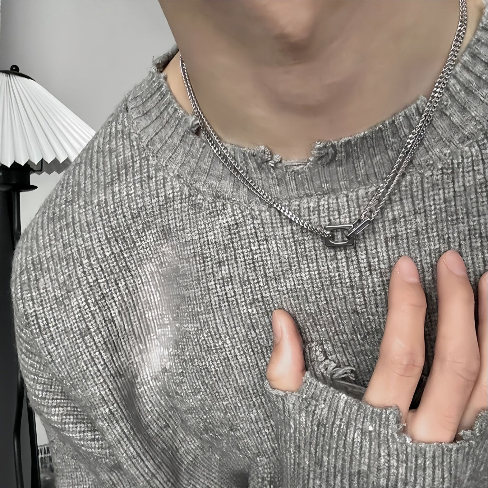 This minimalist square interlocking double-layer necklace is the same as Tan Jianci's. It's a trendy, versatile and high-end collarbone chain for men