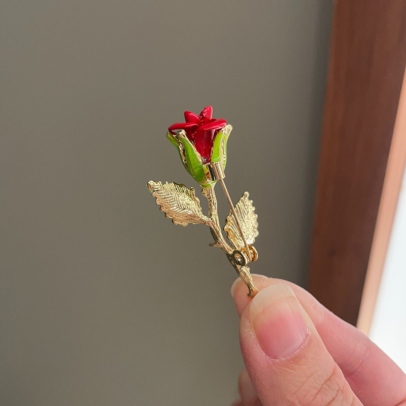 Green plant flower brooch, pearl anti-glare pin accessory, high-end women's fresh and delicate suit brooch decoration Application Scenario