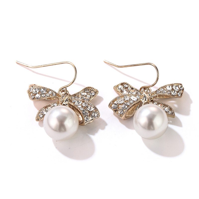 Light luxury earrings are fashionable and elegant. Niche stud earrings with full diamonds and bows give a unique and high-end feel. Versatile earrings for women