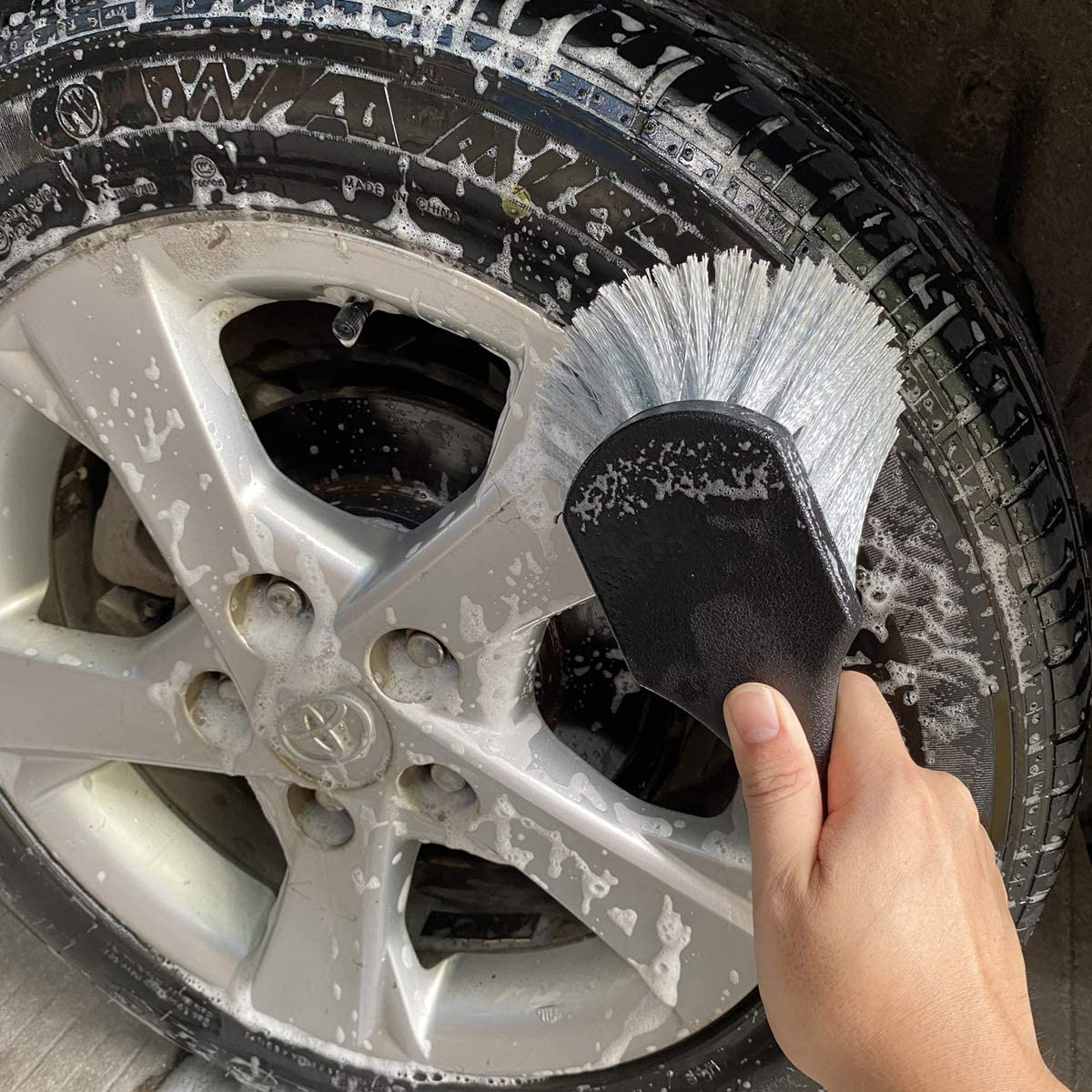 Grey short-handled car Tire Brush cleaning brush short-handled brush tire hub car wash brush Wheel Tire Brush Application Scenario