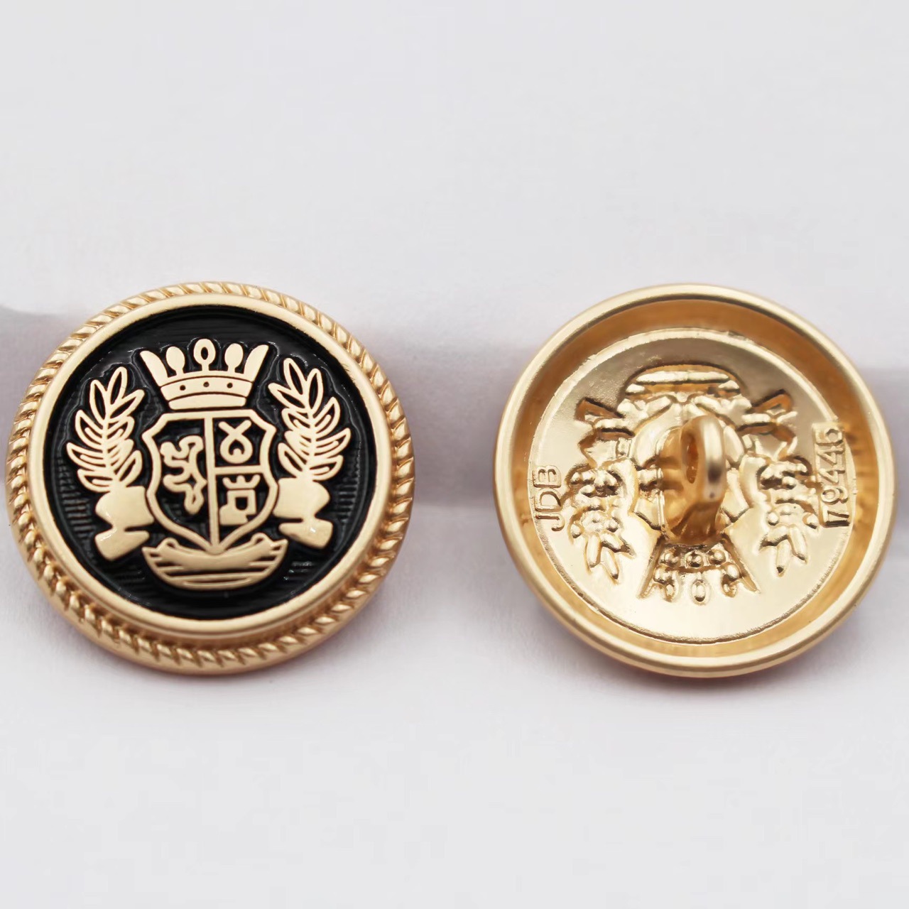 Wholesale of new British-style alloy hand-sewn buttons with metal crown buttons for suits and woolen clothes Application Scenario