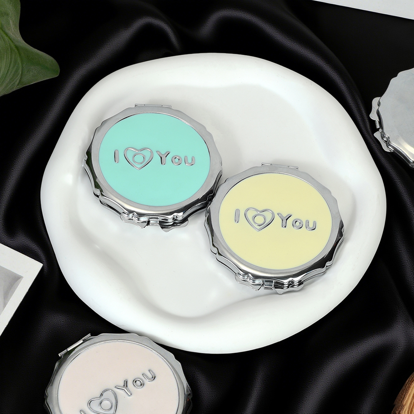 Nuevo estilo goteo espejo redondo espejo de cuerpo letras personalizadas Iloveyou pequeño espejo de metal doble doblado espejo cosmético Application Scenario