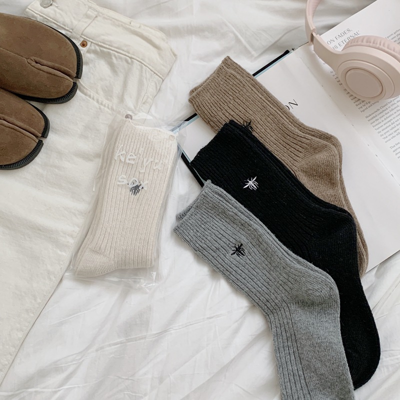 One-piece consignment of socks from the street stall, popular embroidered little bee Dui socks, Korean-style solid color wool socks, women's winter warmth mid-calf socks Specification image